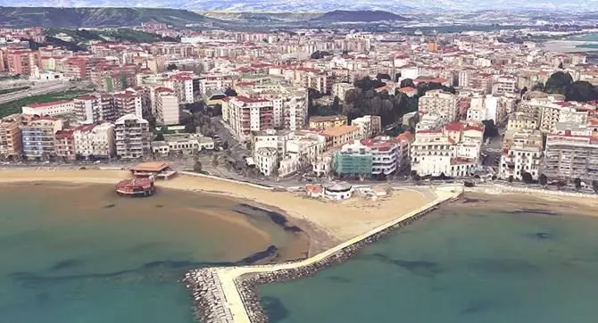 Crotone, chiuso un tratto di spiaggia per la presenza di materiale infiammabile