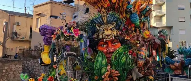 Bimbo di 4 anni cade da un carro e muore, dramma al Carnevale di Sciacca