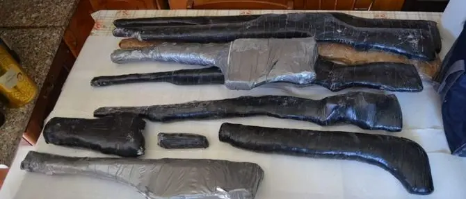 Bianco, fucili e pistole nascosti in un muro: due arresti