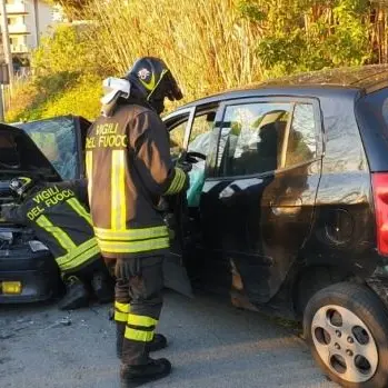 Incidente tra due auto a Catanzaro, un ferito