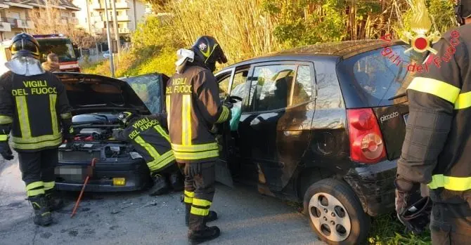 Incidente tra due auto a Catanzaro, un ferito