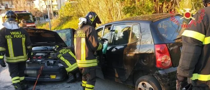 Incidente tra due auto a Catanzaro, un ferito