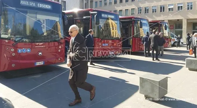 Cosenza, in servizio in città cinque nuovi autobus dell'Amaco