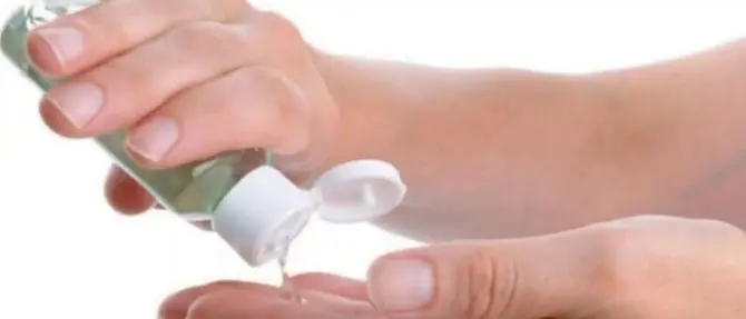 Coronavirus, gel disinfettanti introvabili e costosi: ecco la ricetta fai da te