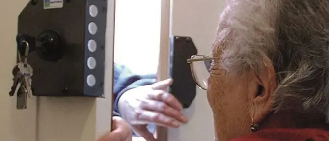 Coronavirus, la Prociv: «Falsi tamponi per truffare gli anziani»