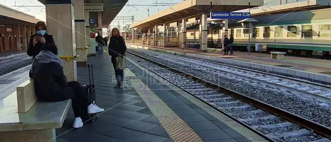 Coronavirus, treni e autobus senza controlli: l'ira dei passeggeri