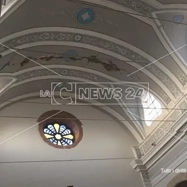 Terremoto nel Cosentino, si stacca l'intonaco in una chiesa a Castiglione: un ferito