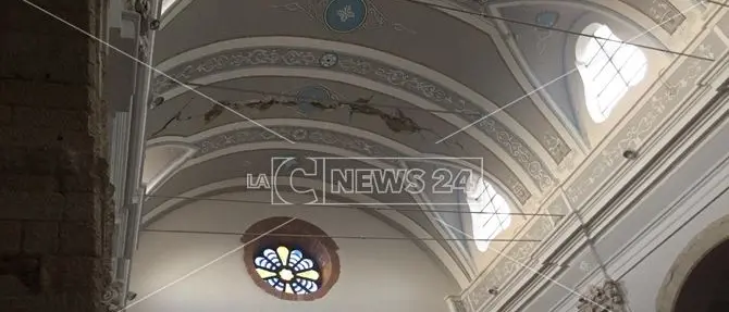 Terremoto nel Cosentino, si stacca l'intonaco in una chiesa a Castiglione: un ferito