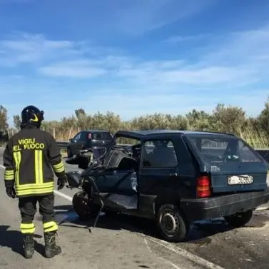 Incidente a Crotone, tre feriti nello scontro tra due auto