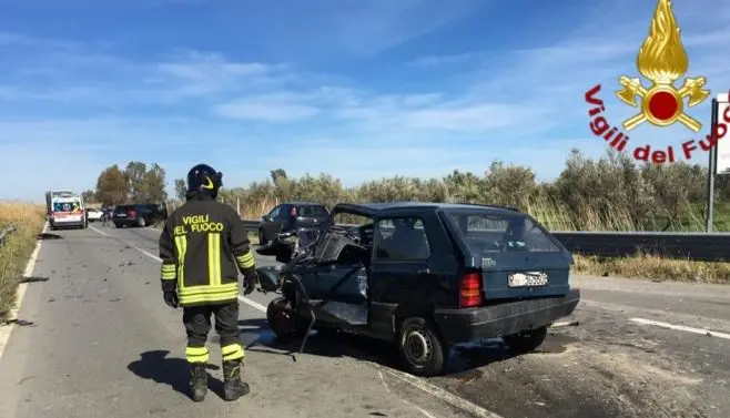 Incidente a Crotone, tre feriti nello scontro tra due auto