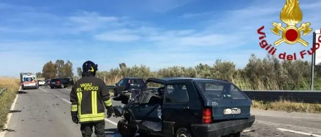 Incidente a Crotone, tre feriti nello scontro tra due auto