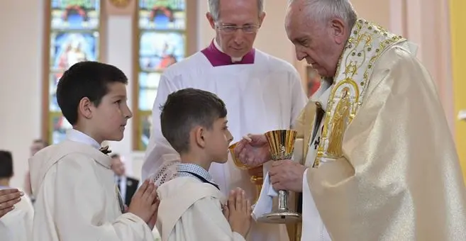 Il Coronavirus, stop in chiesa ai segni di pace e condoglianze