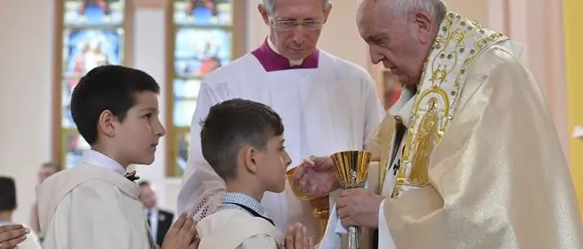Il Coronavirus, stop in chiesa ai segni di pace e condoglianze