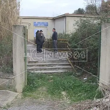 Cosenza, la scuola Pisano di Serra Spiga sepolta dai rovi e dal degrado