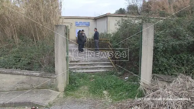 Cosenza, la scuola Pisano di Serra Spiga sepolta dai rovi e dal degrado