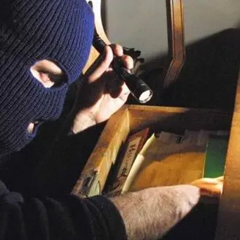 Furto in casa, denunciati tre giovani nel Crotonese