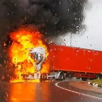 Tir in fiamme sulla 106, traffico in tilt e panico tra gli automobilisti