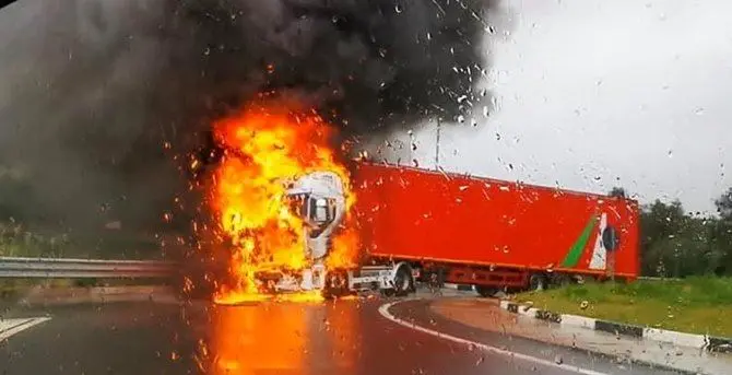 Tir in fiamme sulla 106, traffico in tilt e panico tra gli automobilisti