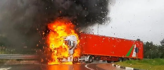 Tir in fiamme sulla 106, traffico in tilt e panico tra gli automobilisti