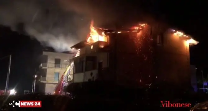 Incendio distrugge appartamento, paura nel Vibonese