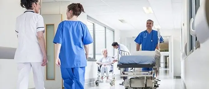 Coronavirus, l'ospedale di Reggio in allerta ma manda a casa 50 infermieri