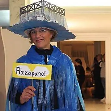 Il molo di Pizzo distrutto dal mare diventa una maschera di Carnevale