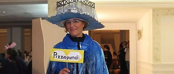 Il molo di Pizzo distrutto dal mare diventa una maschera di Carnevale
