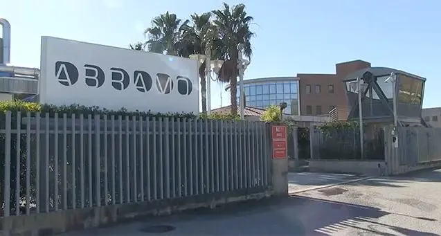 «Chiediamo un contratto dignitoso»: le incertezze degli ex lavoratori Abramo che aspettano di entrare in Konecta\n