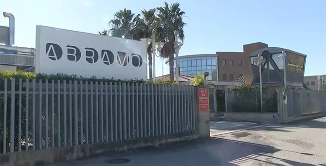 «Chiediamo un contratto dignitoso»: le incertezze degli ex lavoratori Abramo che aspettano di entrare in Konecta\n