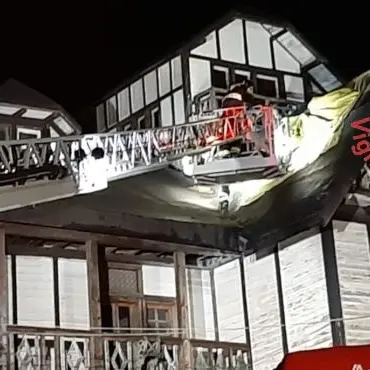 Sila, incendio distrugge il tetto dello storico albergo delle fate