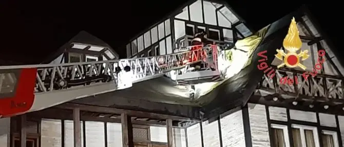 Sila, incendio distrugge il tetto dello storico albergo delle fate