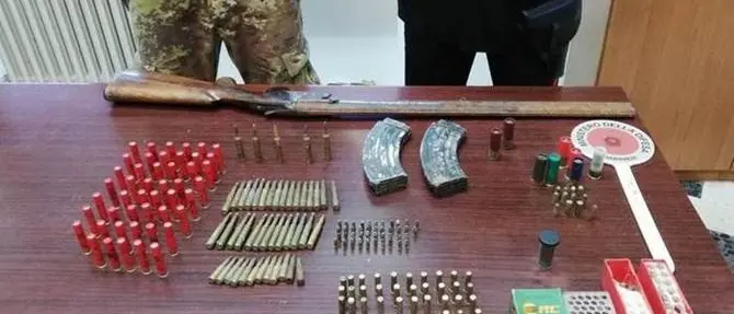 Nascondeva in casa armi e munizioni, un arresto nel Reggino