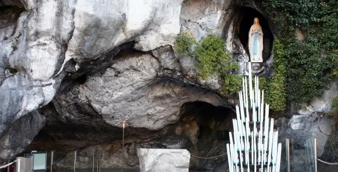 Coronavirus, effetti anche a Lourdes: chiudono le piscine