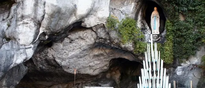 Coronavirus, effetti anche a Lourdes: chiudono le piscine