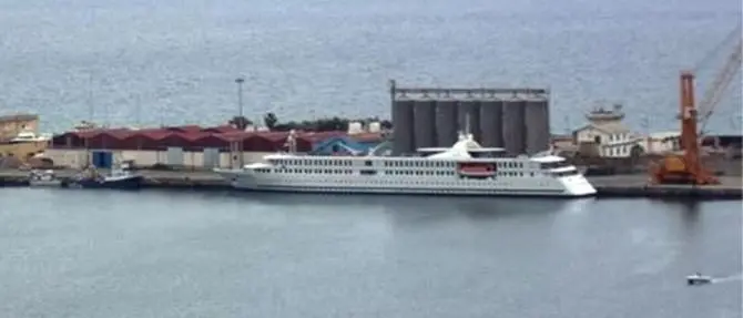 Porto di Vibo, al via la demolizione dei sette silos in disuso da anni