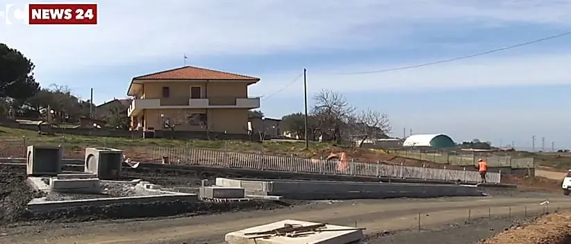 Nuovo ospedale di Vibo: un traliccio ostacola i lavori nel cantiere