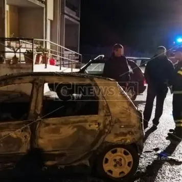 Incendio distrugge tre auto, notte di paura nel Vibonese