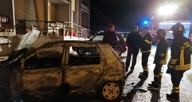 Incendio distrugge tre auto, notte di paura nel Vibonese