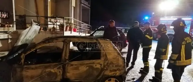 Incendio distrugge tre auto, notte di paura nel Vibonese