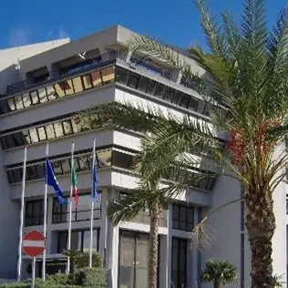 Regione Calabria, le spese folli del Consiglio. Dirigenti pagati a peso d’oro e 351 dipendenti