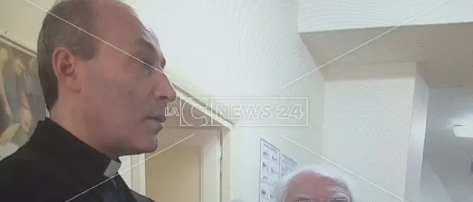 Clan e prete “super partes”, la diocesi continua ad assolvere