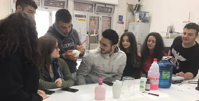 Anche gli studenti lametini producono disinfettante da distribuire a scuola