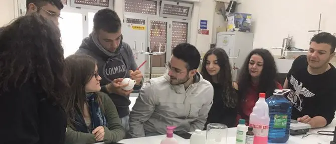 Anche gli studenti lametini producono disinfettante da distribuire a scuola