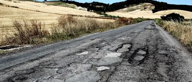 Cutro, frane lungo la provinciale 63: 180mila euro per il consolidamento