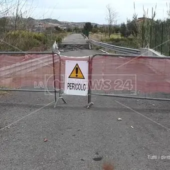 Strada crollata a Cropani, dopo 7 mesi residenti isolati e agricoltori senz'acqua