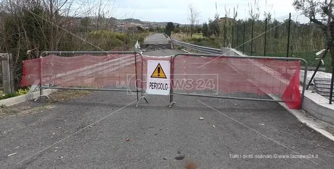 Strada crollata a Cropani, dopo 7 mesi residenti isolati e agricoltori senz'acqua