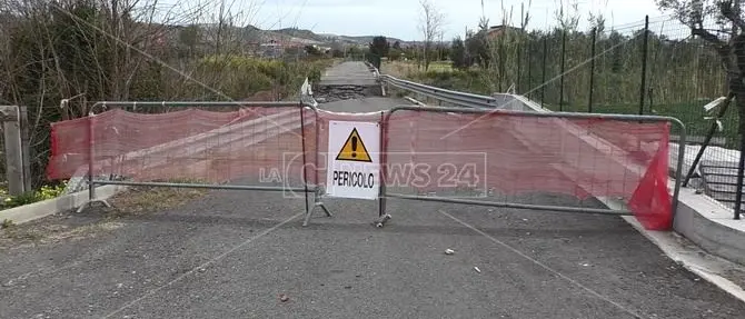Strada crollata a Cropani, dopo 7 mesi residenti isolati e agricoltori senz'acqua