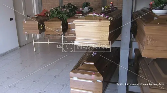 A Cosenza 50 salme parcheggiate nella camera mortuaria del cimitero