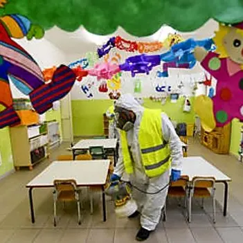 Scuole chiuse, ipotesi voucher per baby sitter e congedo parentale