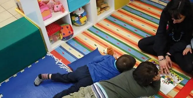Chiusura scuole, caos nelle chat delle mamme calabresi: è caccia alla baby sitter